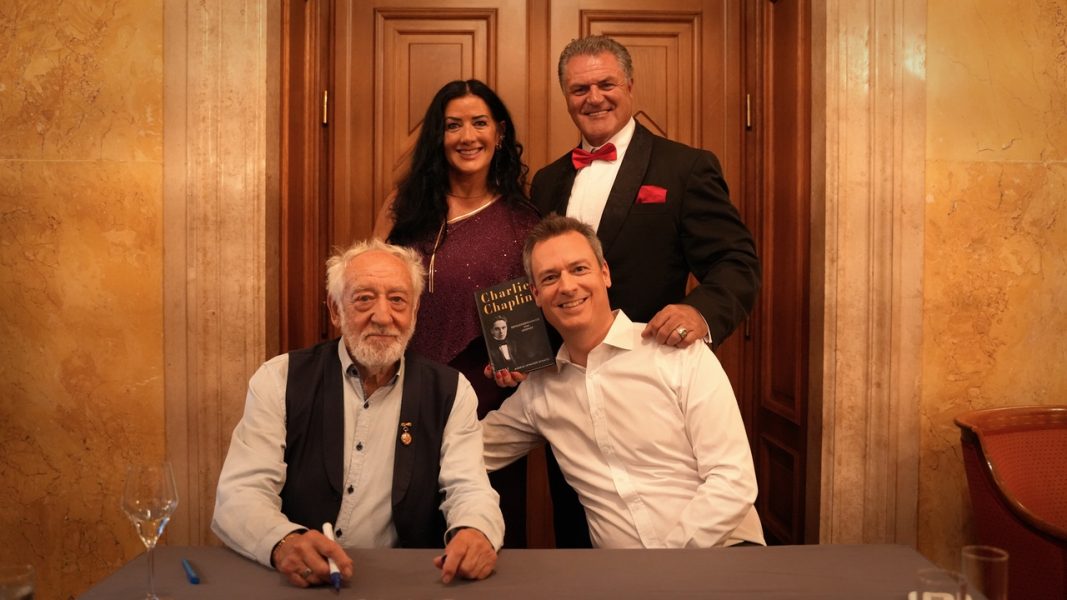 Autor Markus Leyacker-Schatzl präsentierte kürzlich gemeinsam mit Schauspiellegende Dieter Hallervorden sein neues Buch „Charlie Chaplin – Erfolgsgeheimnisse einer Legende“. "Ich habe Chaplins Leben und Werk über 15 Jahre intensiv studiert", erzählt der erfolgreiche Unternehmer, Autor und Finanzexperte. Im Bild dahinter: Michael Alois Wagner und Christine Schreiner, Fitness-Influencer und Unternehmer. (Foto Susanne Mostoegl)
