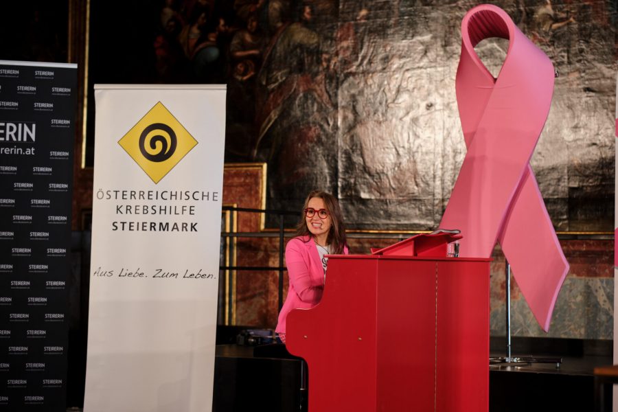 Für das 5. Pink Ribbon Frühstück am 9. Oktober 2024 konnte die Künstlerin Betty O gewonnen werden. (Foto Martin Schönbauer)