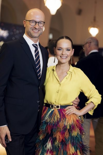 Opernredoute 2025 Prolog: Bernd Pürcher mit Stardesignerin Eva Poleschinski. Sie wird in Zusammenarbeit mit Juwelier Klaus Weikhard wieder das Eröffnungskomitee mit funkelnden Kreationen ausstatten. (Foto Marija Kanižaj Photography)