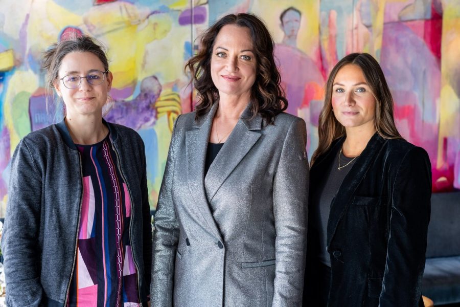 Schauspielerin Natalia Wörner - im Bild Mitte ist Mit-Initiatorin der bundesweiten Initiative #sicherheim. Katja Grieger, Geschäftsführerin des bff (li), und Annrie Sophie Gilles, Senior Digital and Communications Manager YSL Beauty / L’Oréal Luxe. (Foto Alex Schelbert für YSL Beauty LOG) 