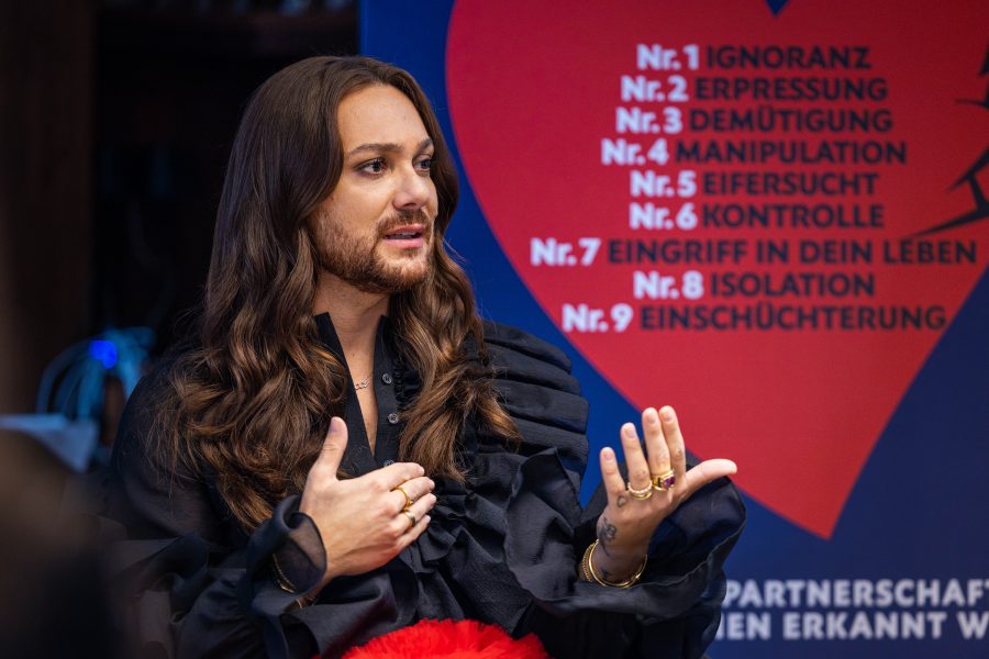 Riccardo Simonetti kämpft seit vielen Jahren leidenschaftlich für Gleichberechtigung und Toleranz. Der Entertainer unterstützt das Programm "Liebe ohne Gewalt" von YSL Beauty. (Foto Max Menning für YSL Beauty LOG))