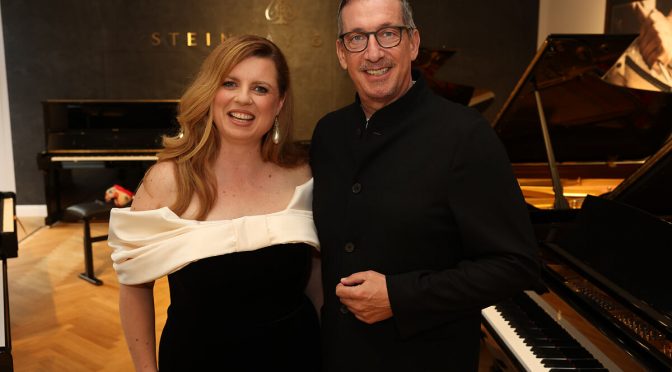 SIMONE KOPMAJER UND VIKTOR GERNOT – WEIHNACHTSZEIT