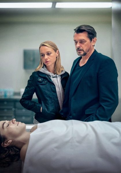 Steirergift - Vanessa Mosers Schwester ist tot. K.O. Tropfen im Blut. Im Bild (v.li.): Judith Altenberger (Julia Moser), Anna Unterberger (Anni Sulmtaler), Hary Prinz (Sascha Bergmann). (Foto ORF/Allegro Film/[M] Landsiedl [F] Muhr)