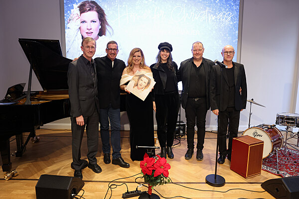 Die vielseitige Künstlerin Simone Kopmajer & Band präsentierte ihr neuestes Album „HOME FOR CHRISTMAS“. Im Bild Viktor Gernot, Simone Kopmajer und ihre Band. (Foto Katharina Schiffl)