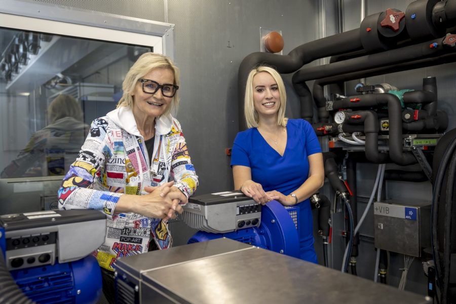 Anna Poms erzählt der Journalistin Hedi Grager: „Schon als Studienpraktikantin habe ich 20 Stunden bei AVL List gearbeitet, meine Masterarbeit in Kooperation mit AVL gemacht und mache hier auch mein Doktorat.2 (Foto Erwin Scheriau)