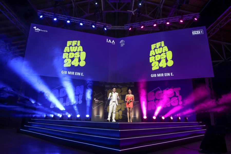 EFFIE Awards 2024. Durch den Abend führten charmant Moderatorin Kathi Wörndl und Philipp Hansa. (Foto IAA / Alexander Felten)