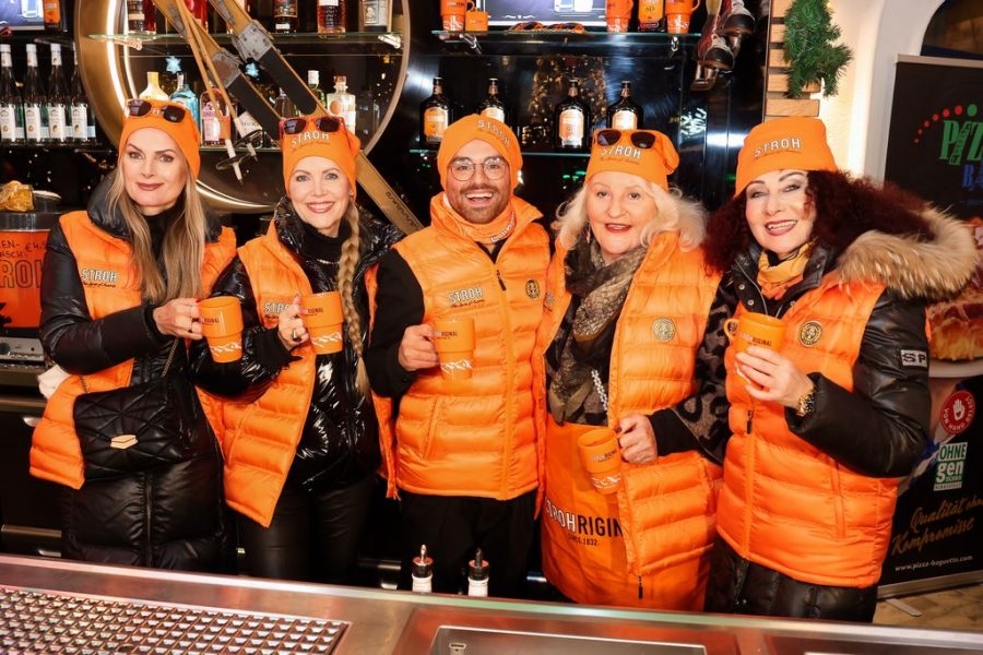 Marika Lichter, die Geschäftsführerin des Gemeinnützigen Vereins freut sich über die vollen Spendenboxen und bedankt sich bei den unterstützenden Künstlern und Freunden: Kaiser, Rille, Barbaro, Lichter und Lugner. (Foto Katharina Schiffl)