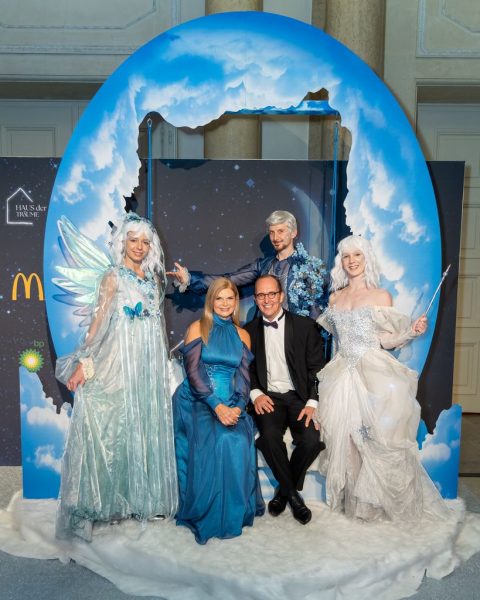 Karin Schmidt, Vorstand der Ronald McDonald Kinderhilfe, und Nikolaus Piza, Aufsichtsratsvorsitzender der Ronald McDonald Kinderhilfe, mit zauberhaften Fantasiewesen. (Foto Ronald McDonald Kinderhilfe)