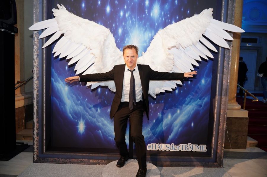 Kinderhilfe Gala 2024: Philipp Hochmair ließ sich im "Haus der Träume" ebenfalls Flügel für den guten Zweck wachsen. (Foto Andreas Tischler)