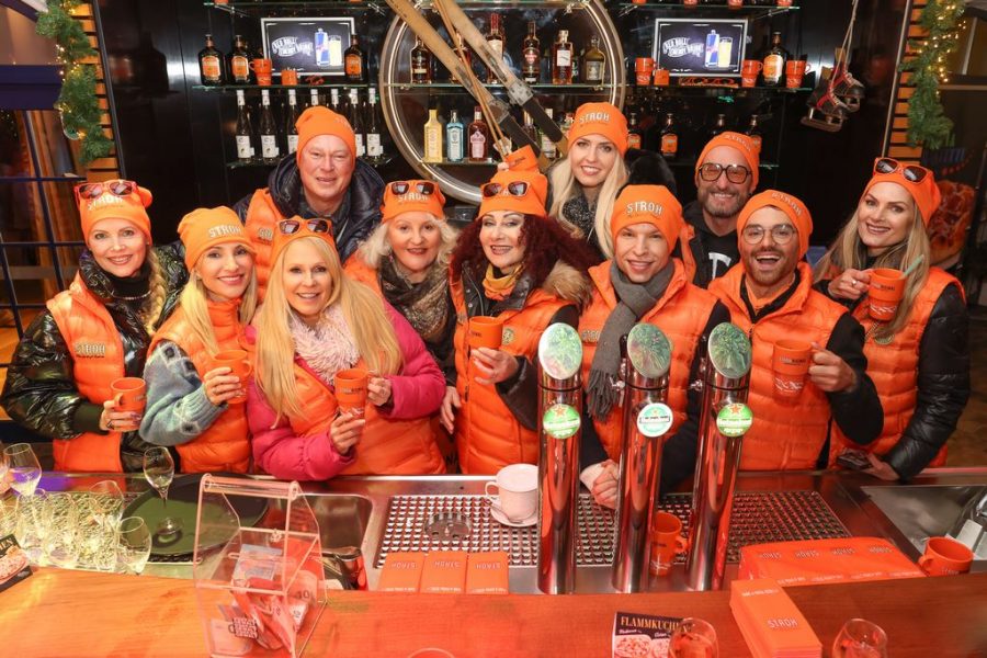 Punsch trinken zur Unterstützung des Vereins 'Wider die Gewalt': Rille, Angatschewa, Polster, Kriegler, Lichter, Lugner, Turin, Mascara, Baur, Barbaro, Kaiser. (Foto Katharina Schiffl)