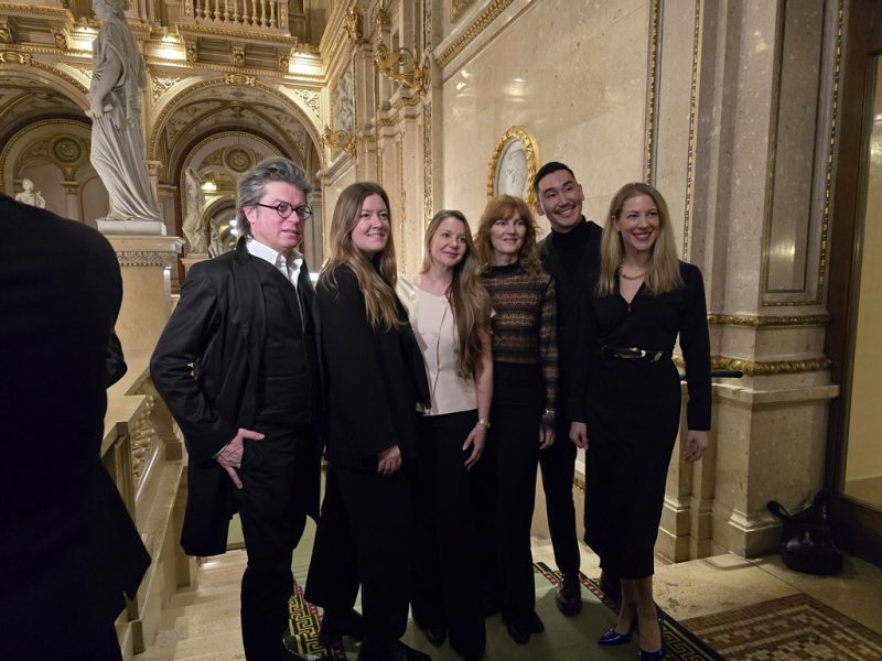 Couture Salon 2025 - Jury und Gewinner: Thomas Oláh, international erfolgreicher Kostümbildner, Designerin Cindy Fodor, Designerin Olga Chapiro, Jury-Vorsitz Designerin Michel Mayer, Designer Dorzh Ayushin und Maria Angelini-Santner, Opernball-Choreografin und österreichische Staatsmeisterin im Standardtanz. (Foto Hedi Grager)