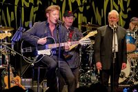 Dennis Jale rockt mit der Elvis-Gitarre. (Foto Dennis Jale)