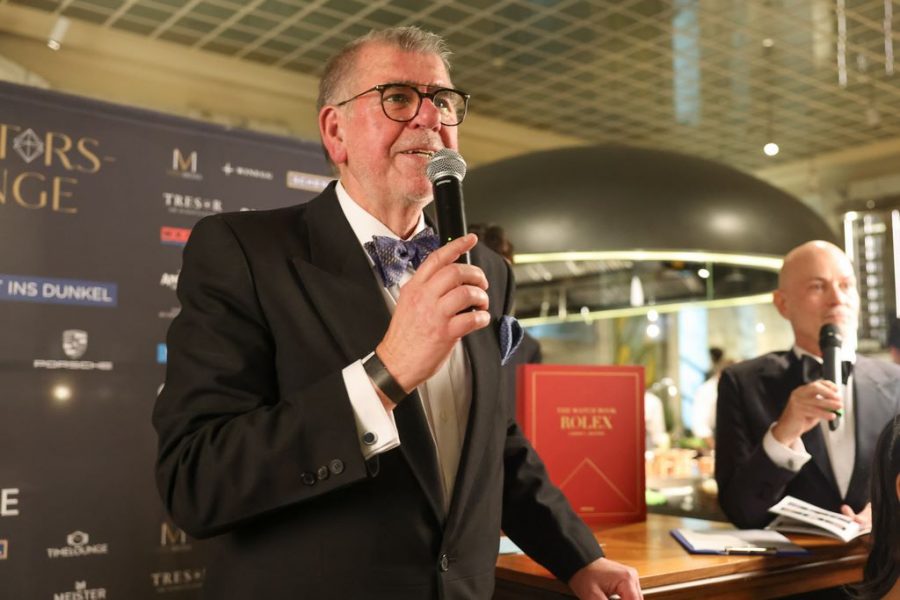 Charity-Auktion von Schmuckstars und Timelounge. Durch den Abend führten Moderatorin&nbsp;Silvia Schneider&nbsp;und der deutsche „Uhrenpapst“&nbsp;Gisbert L. Brunner. (Foto Katharina Schiffl) 