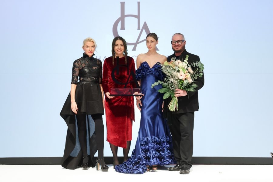 Haute Couture Austria Award 2024: Heather Mills, Elke Acs mit Gewinnerkleid und Wolfgang Reichl. (Foto Katharina Schiffl)