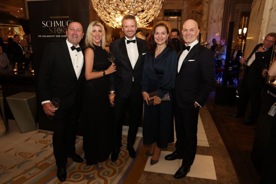 Charity-Auktion von Schmuckstars und Timelounge. Walter Hochegger (Hochegger Dach) mit seiner Lebensgefährtin, Jürgen Rindler (Juwelier Rindler), Ines B. Kasparek (Uhren- & Schmuck-Fachjournalistin9 und Schmuckstars-Initiator Christian P. Lerner. (Foto Katharina Schiffl)