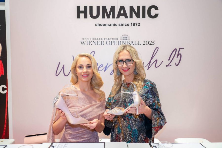 Der „Walzerschuh 2025“ für die Damen stammt aus der exklusiven Kollektion von Silvia Schneider: ein eleganter Satin-Pump. Im Bild Silvia Schneider und Marlene Eibisberger, Produktmanagerin bei HUMANIC. (Foto Andreas Tischler)