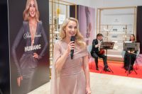 Silvia Schneider brachte gemeinsam mit HUMANIC eine Schuhkollektion heraus. HUMANIC ist auch offizieller Partner des Wiener Opernballs und kürte den "Walzerschuh 2025" - es ist ein eleganter Satin-Pump aus der exklusiven Kollektion von Silvia Schneider. (Foto Andreas Tischler) 