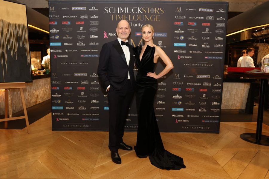 Charity-Auktion von Schmuckstars und Timelounge erzielt 250.000 Euro für den guten Zweck.&nbsp;Schmuckstars-Initiator Christian P. Lerner mit Moderatorin Silvia Schneider. (Foto Katharina Schiffl)