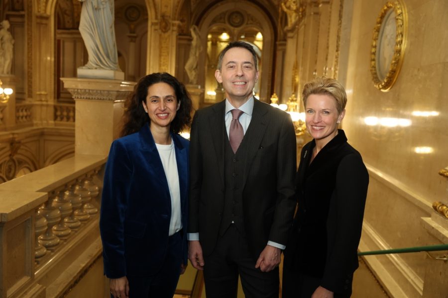 Direktor der Wiener Staatsoper Bogdan Roscic, Event- und Interior-Designerin Maryam Yeganehfar und Gastronomin Birgit Reitbauer. (Foto Katharina Schiffl)