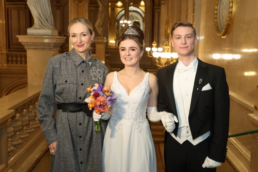 Wiener Opernball, Präsentation der Swarovski Tiara: Yelena Aschberger, Swarovski, Head of Product Marketing, mit den Debütanten Magdalena und Raymond. (Foto KatharinaSchiffl)