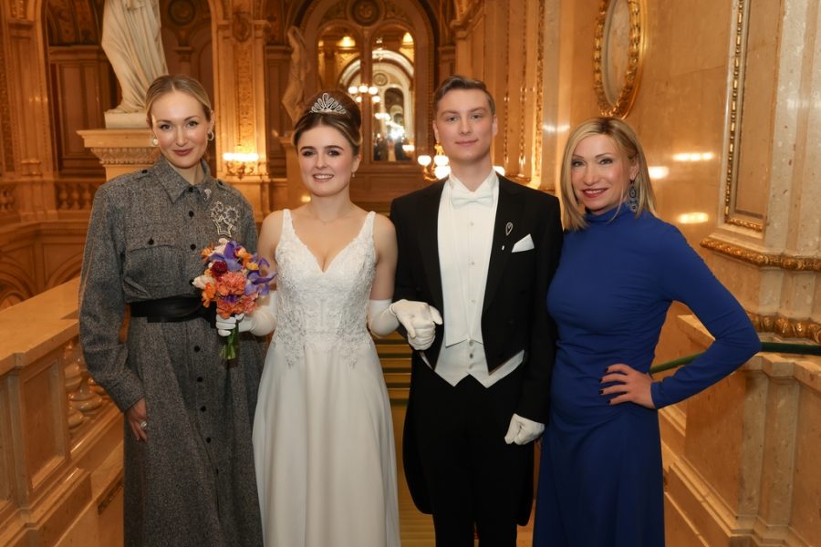 Opernball Pressekonferenz: Yelena Aschberger, Head of Product Marketing, Magdalena, Raymond und Susanne Athanasiadis, Programmmarketing und Markenführung. (Foto Katharina Schiffl)