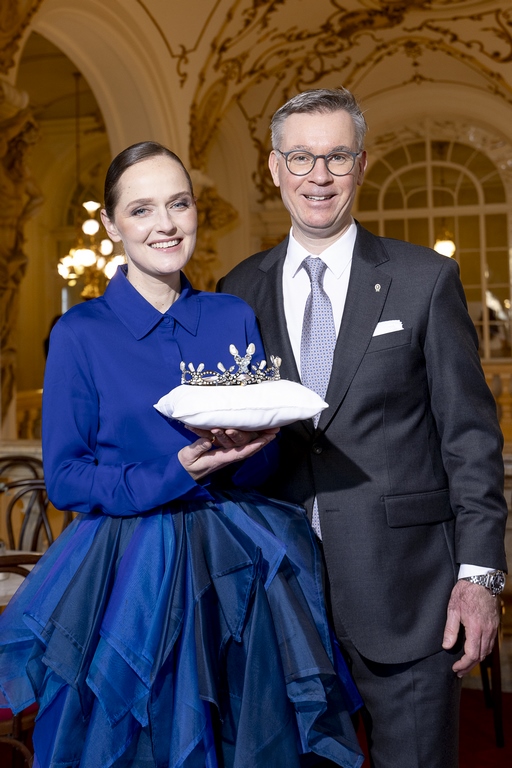 Opernredoute 2025 - die exklusiven Krönchen und Manschettenknöpfe stammten auch diesmal von Stardesignerin Eva Poleschinski und dem renommierten Grazer Juwelier Klaus Weikhard. (Foto Marija Kanizaj)
