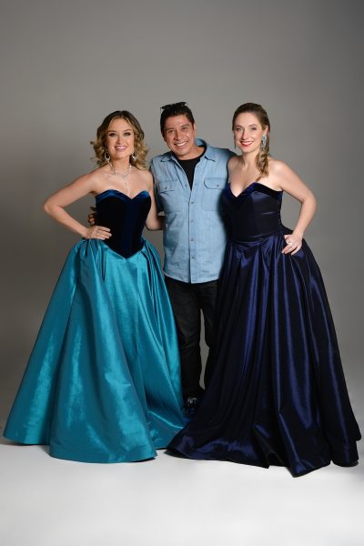 Designer Alexis F. Gonzalez bringt heuer Sopranistin und Chansonnière Johanna Kräuter und Moderatorin und Speed-Queen Corinna Kamper in seinen Kreationen zum Strahlen. (Foto Luzia Lamtiugina)