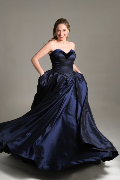 Johanna Kräuter: „Die Entscheidung ist mir sehr schwer gefallen, welches Kleid es wird. Ich fühle mich in dieser Kreation extrem wohl und freue mich auf den ersten Tanz darin mit Alexis.“ (Foto Luzia Lamtiugina)