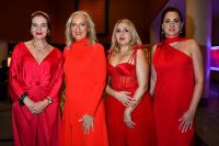 Der Red Club motiviert dazu, sich zu unterstützen und miteinander ins Gespräch und natürlich auch ins Geschäft zu kommen: Filmproduzentin Annegret Weitkämper-Krug, Gründerin Red Club Michaela Mumm-von Oldenburg, Unternehmerin Valentina Müller und Designerin Dominika Gogolinska. (Foto Red Club)