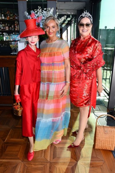 Der Red Club organisiert Veranstaltungen, Treffen, Events, Lesungen, Podiumsdiskussionen, Reisen, Kunst Pop-Ups, Mentorinnenprogramme und vieles mehr.&nbsp;Michaela Mumm-von Oldenburg mit den Stilikonen Britt Kanja (li) und Manuela Vobach (re). (Foto Red Club)