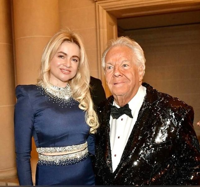 Einer der Höhepunkte des Abends war die Benefiz-Kunstauktion mit einem Rekorderlös von 100.000 Euro. Eines der bemerkenswerten Gemälden war „The Stable“ von Eva Lanska Eva. Im Bild mit Massimo Gargia. (Photos Courtesy of Eva Lanska / L Gallery)