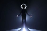 Danny Reinke präsentierte mit seiner neuen Prêt-à-Couture-Kollektion für Herbst/Winter 2025/26 ein Werk, das nicht nur modisch, sondern auch gesellschaftlich Akzente setzt: „90 Seconds to Midnight“. (Photo by Sebastian Reuter/Getty Images for Danny Reinke)