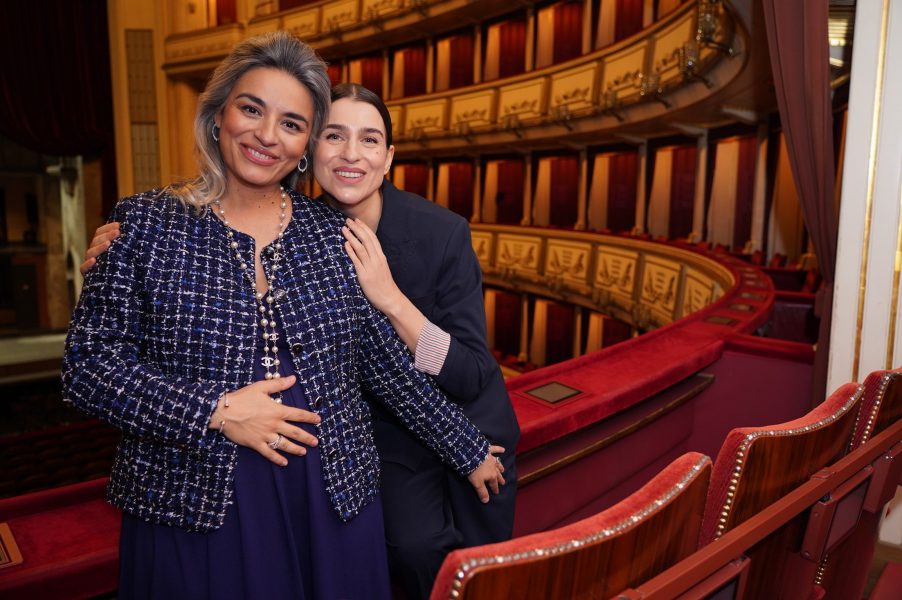 Eine schöne Neuigkeit war aber nicht nur der Launch des ersten Premium-Serums „SERO GRAVITY / RICH SOFTENER“ von Master Lin®, sondern auch die Verkündung, dass Amra und Rainer Deisenhammer ihr erstes Baby erwarten.&nbsp;Im Bild mit Opernstar Asmik Grigorian. (Foto Andreas Tischler)