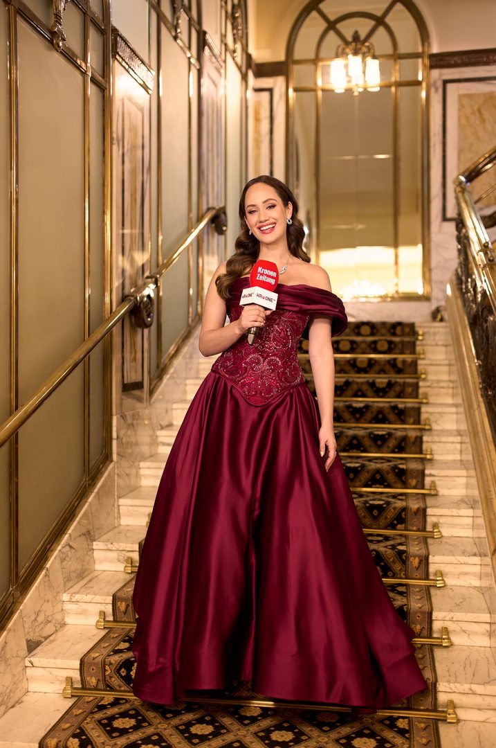 Sasa Schwarzjirg strahlt am Wiener Opernball. „Franz Fischmeister hat mich mit der Auswahl des Schmucks überrascht und mich einfach überwältigt."(Foto Goldenhour Picture)