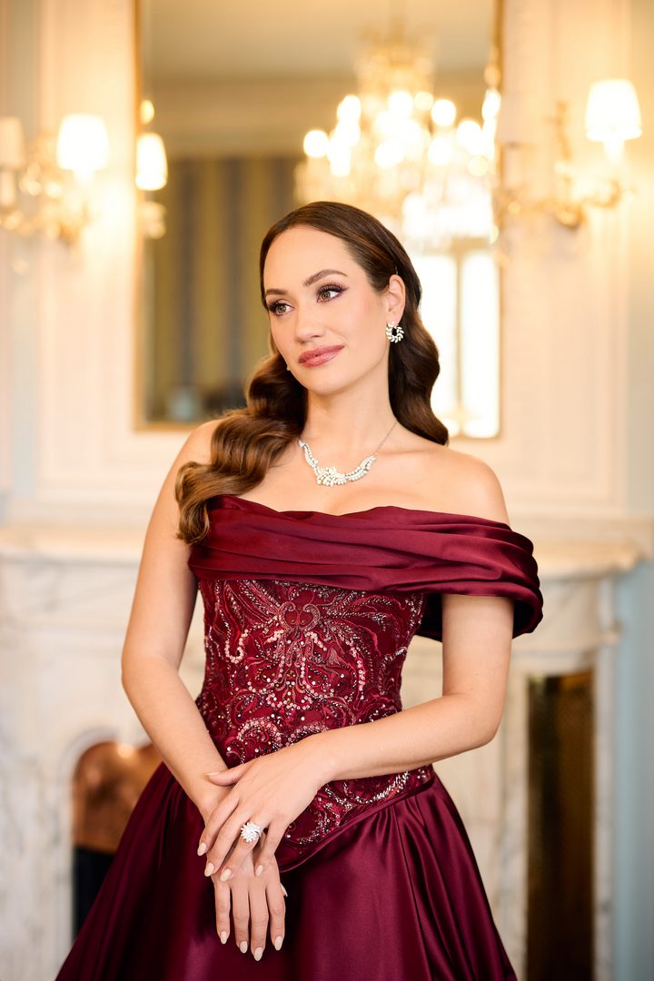 Sasa Schwarzjirg strahlt am Wiener Opernball. (Foto Goldenhour Picture)