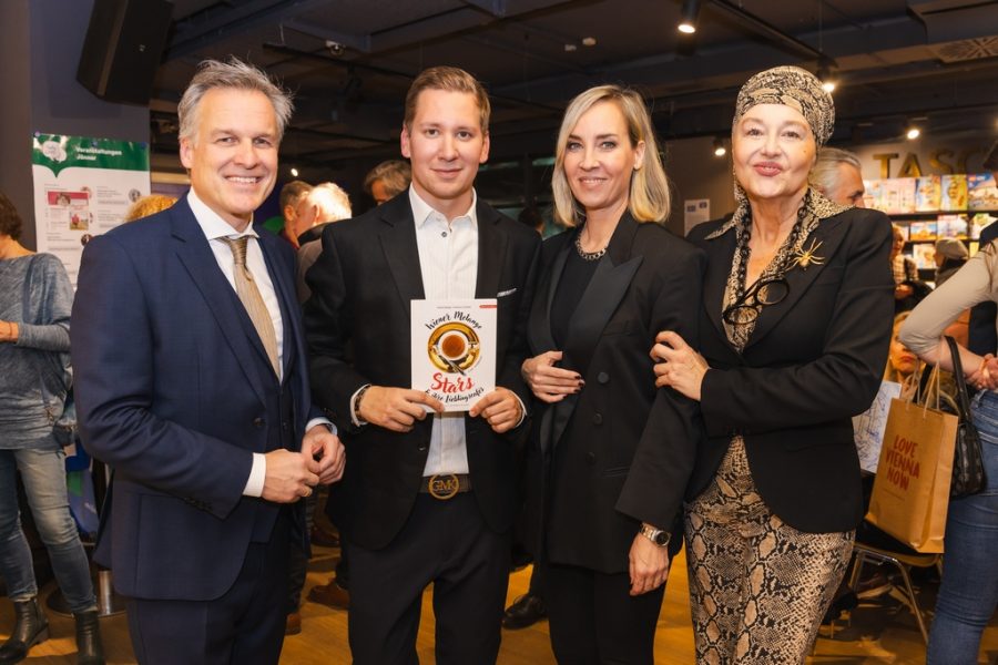 Buchpräsentation „Wiener Melange – Stars & ihre Lieblingscafès" von Clemens Trischler, das er gemeinsam mit Co-Autorin Andrea Buday schrieb. Mit im Bild Nadja Bernhard (2.v.re.) und Tarek Leitner (li außen). (Foto Monika Fellner)