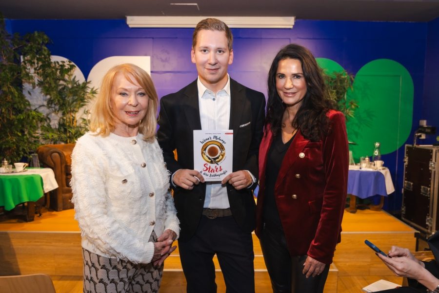 Astrologin Gerda Rogers und Schauspielerin Mariella Ahrens kamen zur Buchpräsentation von Clemens Trischler. (Foto Monika Fellner) 