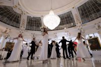 Premiere des ersten Grand Bal Viennois im Hotel Le Negresco - Eröffnung durch DebütantInnen der Tanzschule Dobner. (Foto Enzo Ruby)