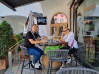 Der erfolgreiche Regisseur, Drehbuchautor und Produzent Markus Mörth hat 2024 die Leitung des Filmfestival Kitzbühel übernommen. Im Bild mit Hedi Grager. (Foto Reinhard Sudy) übernommen