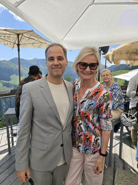 Markus Mörth: „Ich wurde von den Kitzbühelern immer extrem freundlich und familiär aufgenommen, und ich freue mich, wenn ich jetzt durch meine Arbeit etwas zurückgeben kann.“ Im Bild mit Hedi Grager, www.hedigrager.com. (Foto privat)