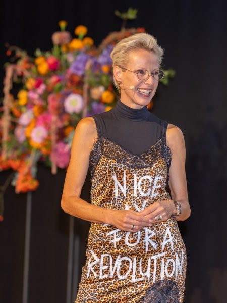 Martina Gleissenebner-Teskey kämpft für eine nachhaltigere Modebranche, hier im "Revolutiondress". (Foto Sandra Oblak)