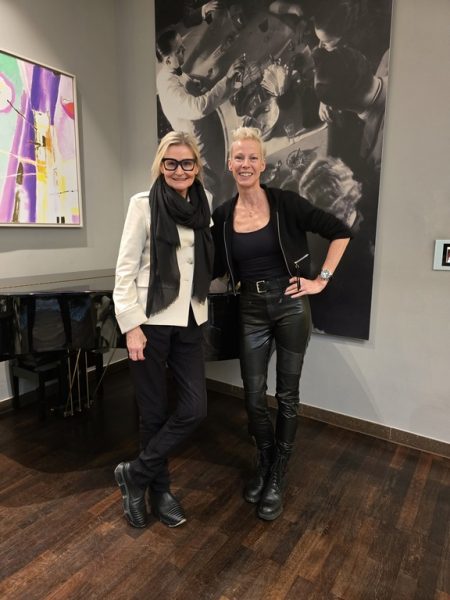 Martina Gleissenebner-Teskey und Hedi Grager trafen sich in Wien zu einem gemütlichen Kaffeeplausch, bei dem Martina u.a. über ihr Projekt WALK4FUTURE erzählte. (Foto Reinhard Sudy)