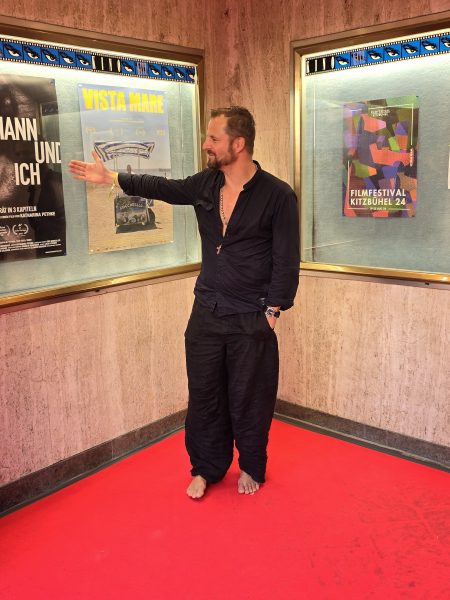 Philipp Hochmair wurde beim FFKB 2024 für seine schauspielerische Leistung vor der Kamera mit dem Ehrenpreisträger geehrt. (Foto Hedi Grager)