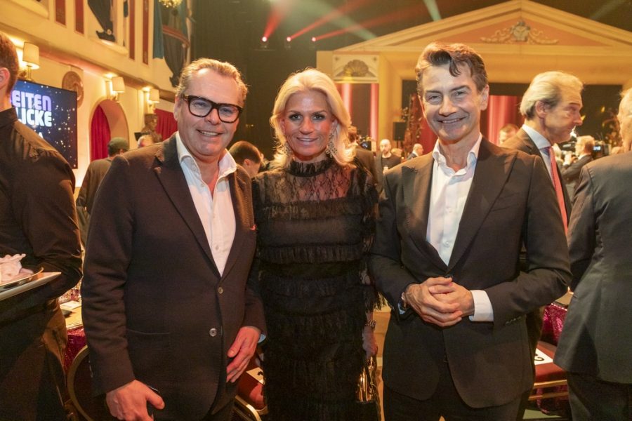 Seitenblicke Gala - Ein Fest der Freundschaft und Nächstenliebe für LICHT INS DUNKEL. Stefanie Glock und Generaldirektor des ORF Roland Weismann. (Foto Jürgen Hammerschmied)