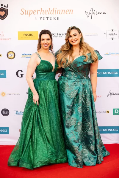 Erfolgreiche Premiere der Superheldinnen Gala zum Weltfrauentag: Moderatorin Clara Ploder und Sängerin, Moderatorin & Gründerin Adriana. (Foto Shootingbox Werner Zangl)