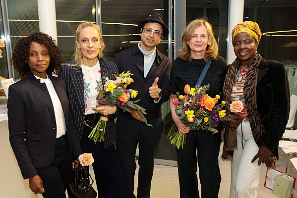 HURRA, WIR LESEN NOCH …"Special Edition am internationalen Frauentag in der Libelle im MuseumsQuartier Wien: Thruphena Schatten, Lilian Klebow, Sandeep Kumar, Bettina Leidl und Grace Yoka. (Foto Katharina Schiffl)