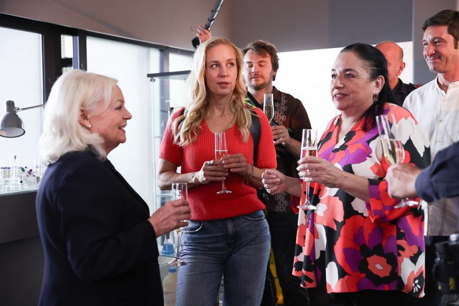 Brigitte Kren wird liebevoll von ihren Kollegen verabschiedet: Lilian Klebow, Maria Happel, Andreas Kiendl. (Foto SATEL / Monika Fellner)