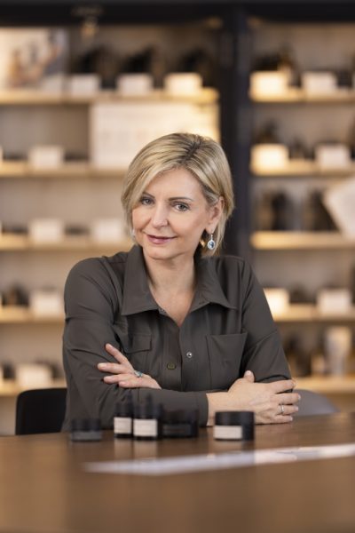 "Meine Liebe zu VINOBLE COSMETICS ist so tief, dass jeder einzelne Moment, jedes erschaffene Produkt und jede Entscheidung der letzten 20 Jahre wie ein lebendiger Film in meinem Kopf abläuft", erzählt CEO Luise Köfer. (Foto VINOBLE COSMETICS)