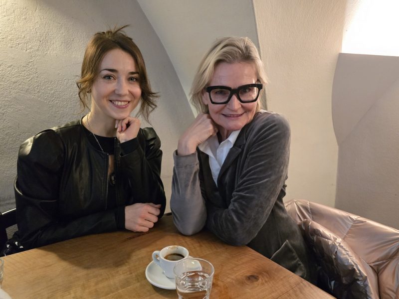 Schauspielerin Christina Cervenka im Gespräch mit Hedi Grager. Sie lebt aktuell in Wien und Graz, spricht fünf Sprachen, beherrscht zahlreiche Sportarten und spielt Gitarre. (Foto privat)