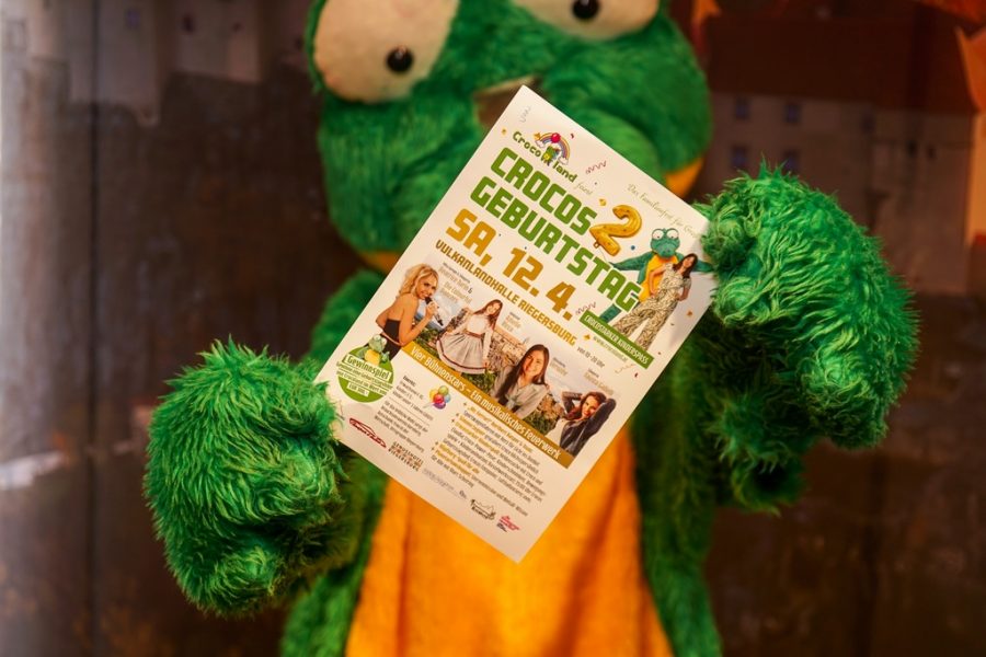 Am 12.4.2025 lädt das Crocoland zum 2. Geburtstag von Croco in die Vulkanlandhalle Riegersburg ein. (Foto Mr. Knips Emanuel Klampfer)&nbsp;